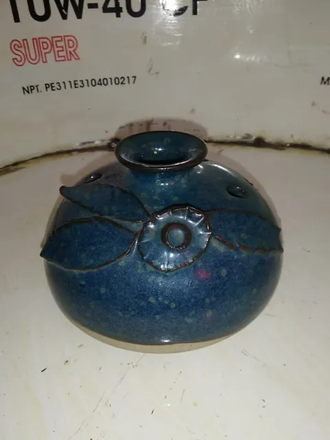 Vase plat pique fleur en grès signature à identifier