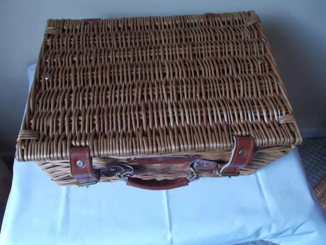 REGENCY HAMPERS - Cotswold Luxury- Small Wicker Basket with Handle.