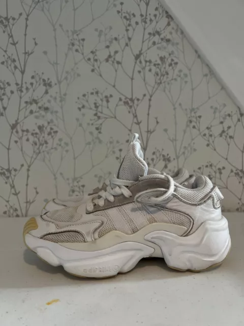 White adidas trainers size deals 4