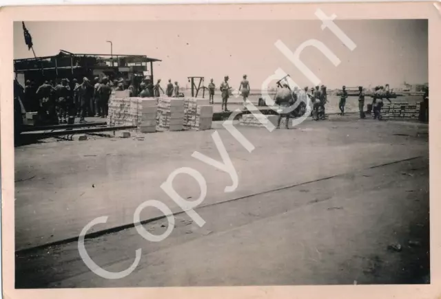 Foto  WK2 -  Afrika  Bengasi Hafen Port Soldaten   X56