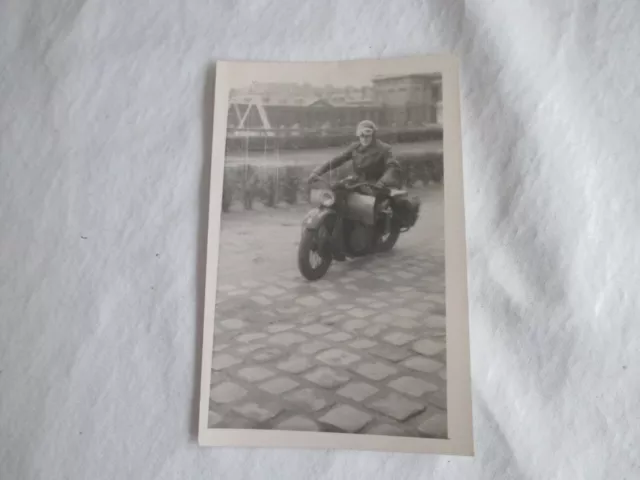 Photo cartonnée format carte postale  SOLDAT A MOTO