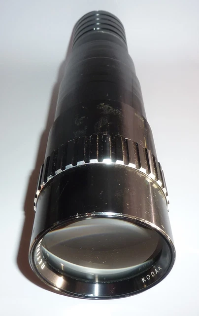 Projecteur de films antiques jetant des images scintillantes sur un mur