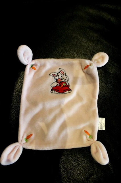 Doudou peluche plat rose brodé lapin robe rouge et carotte PARCE QUE TBE