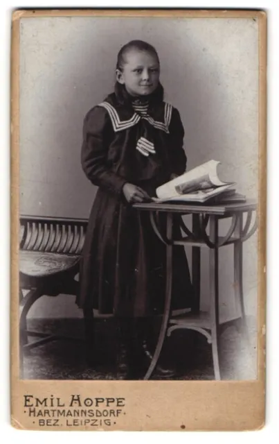 Fotografie Emil Hoppe, Hartmannsdorf, Portrait junges Mädchen im Matrosenkleid