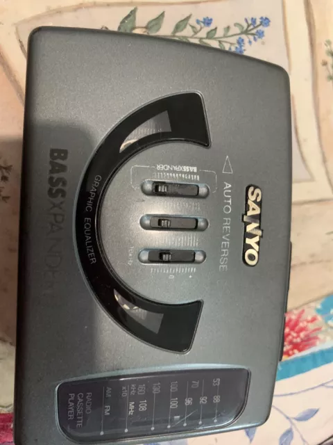 Sanyo personal cassette player (WORKING)