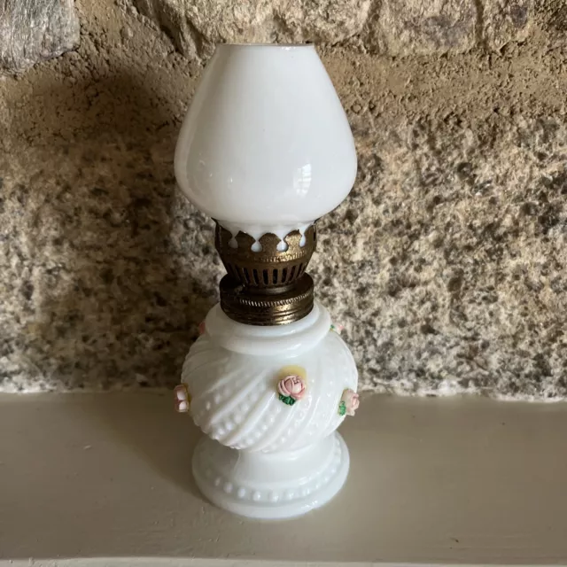 PETITE  LAMPE à PETROLE EN OPALINE