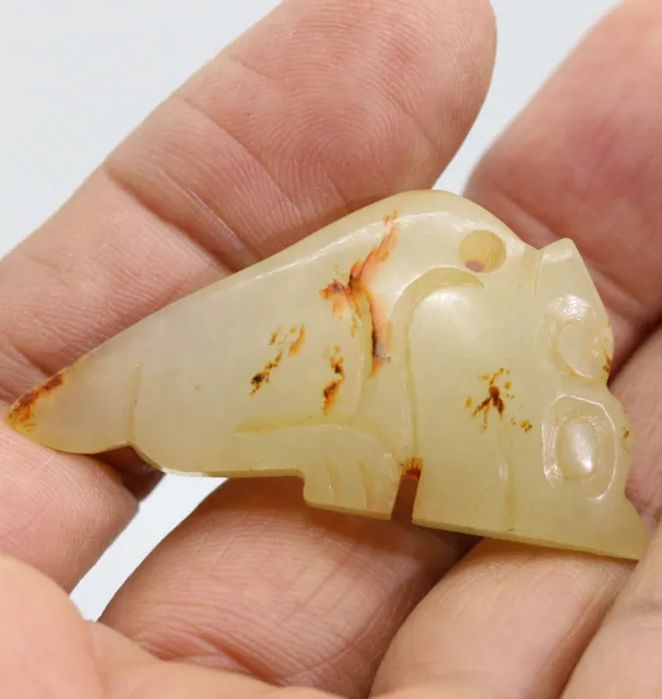 Collection hand-carved Chinese HeTian white jade beast amulet pendant D605