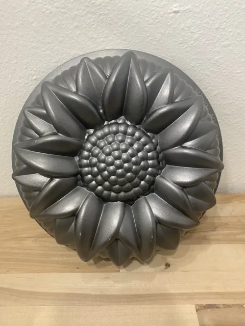 Nordic Ware Sunflower Bundt Cake Pan Mold Cast 10 Cup Aluminum Baking Pan