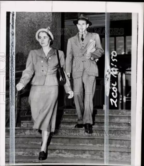 1949 Press Photo Accused Communist spy Alger Hiss & wife Priscilla at trial, NY