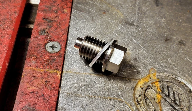 thumbnail interactive-video image 1 of Tusk Magnetic Oil Drain Plug Bolt M12 X 1.50mm For Honda ATC 250R/SX (1981-1987) 1 of 3