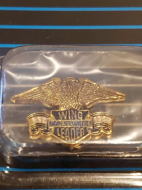 ¡Raro! Emblema WingLeader Eagle 1968 Drag Specialties DS-287566 dorado y negro