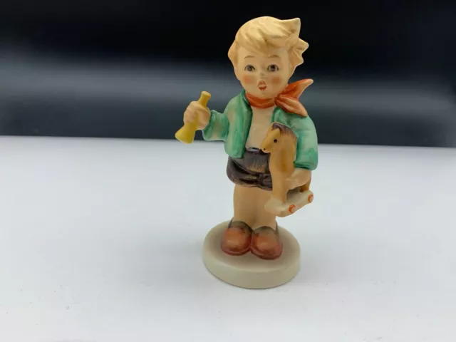Hummel Figura 239/C Motor De Joven Con Caballo de Madera 9 Cm. Superior