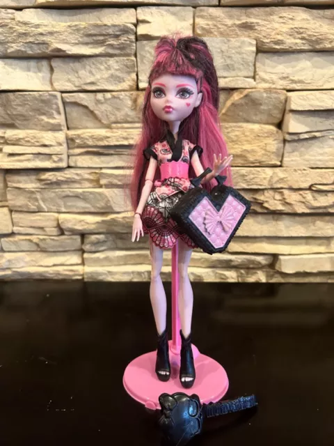 MONSTER HIGH RARE DRACULAURA MONSTER EXCHANGE DOLL w/ BRUSH,  PURSE  AND STAND