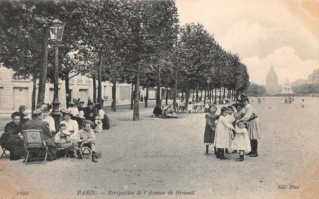 PARIS - Perspective de l'avenue de Breteuil