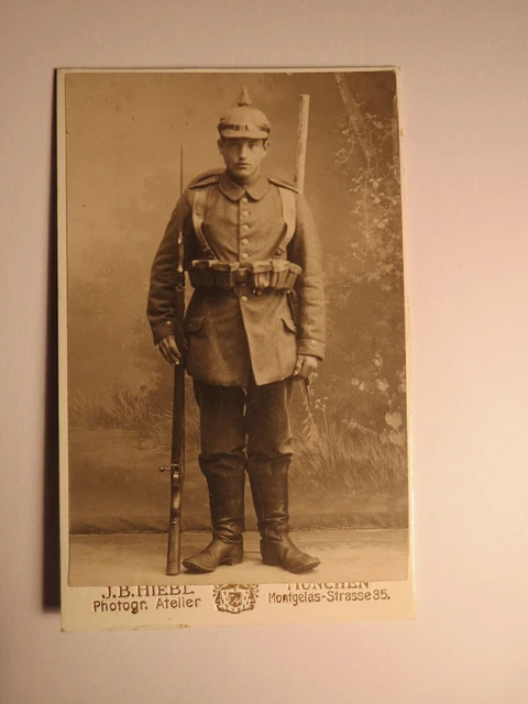 München - stehender Soldat in Uniform Gewehr Bajonett Ausrüstung Stiefel  / CDV