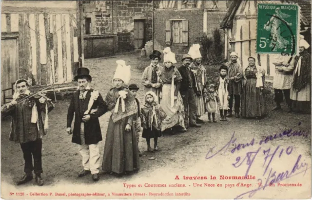 CPA A Travers la Normandie - Types Costumes anciens-Une Noce en pays (138437)