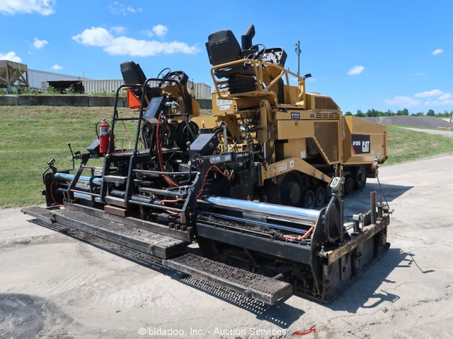 2011 Caterpillar AP-1055D Tracked Asphalt Paver 10'-20' Screed Generator