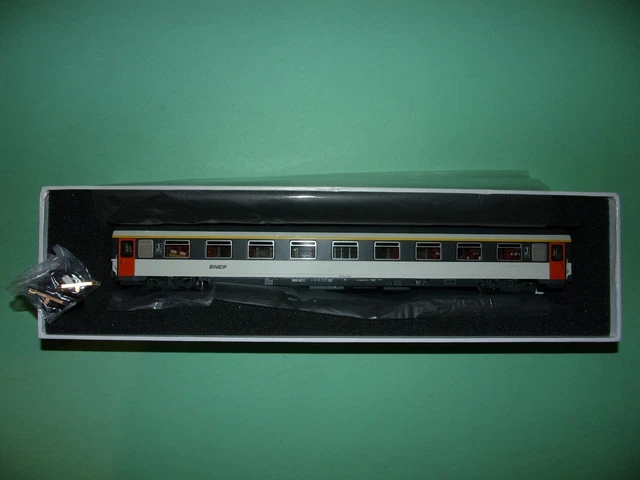 LS MODELS voiture de voyageurs 1ière classe CORAIL+ 40603 NE - 100