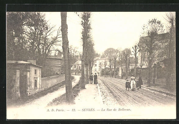 CPA Sèvres, La Rue de Bellevue, vue de la rue