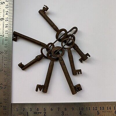 iron padlock lock Ornate rustic key old or antique key-ring 7 Pieces.