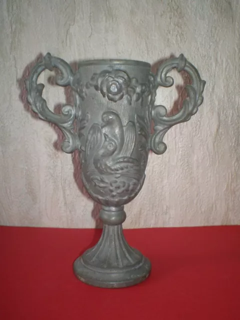 Ancien réplique grecque en métal d&#39;un vase / bol antique avec figures...