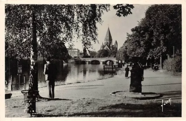 METZ - The banks of the Moselle and the temple