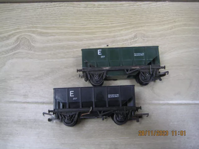 HORNBY/TRIANG  OO Scale      2 HOPPER WAGONS