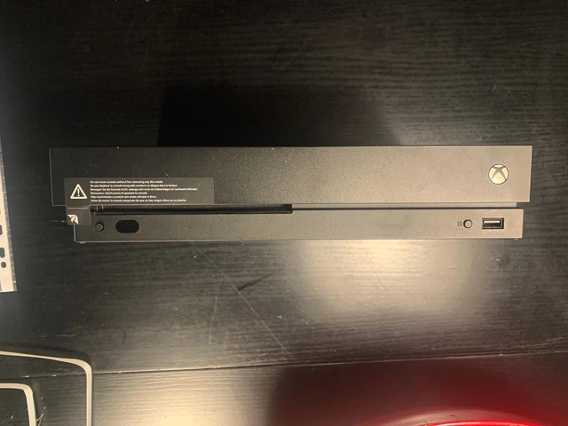 Xbox One X 1TB + controller  "Day One” + Halo 5 3