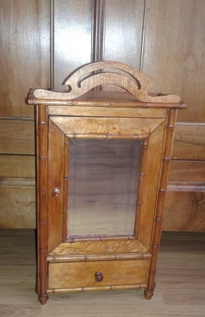 Armoire de poupée art déco vintage grège - Nova Vita Armoire de poupée art déco vintage grège - Nova Vita
