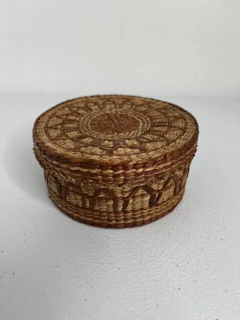 Vtg Hand Woven Small Basket With Lid Raffia Brown Tan Trinket Holder