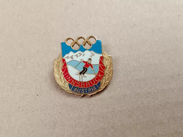 pin's Innsbruck Austria - jeux olympiques JO (EGF doré) hauteur: 2,7 cm