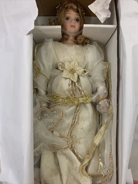2002 NIB THE HERITAGE SIGNATURE COLLECTION Porcelain Angel Doll Angelica #80004