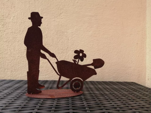 DEKO EDELROST METALL Gärtner Schubkarre auf BodenplatteGarten