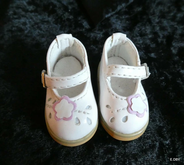PAIRE DE CHAUSSURES POUR POUPEE  façon cuir blanc ajouré avec fleurs