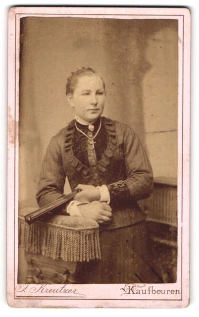 Fotografie J. Kreutzer, Kaufbeuren, Bürgerliche Dame mit Kreuzkette und Fächer