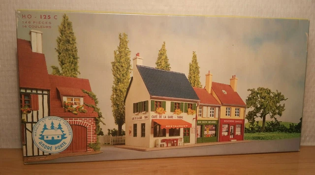 Bloc 3 Immeubles/magasins Jouef – Maquette à Monter – échelle HO Neuve