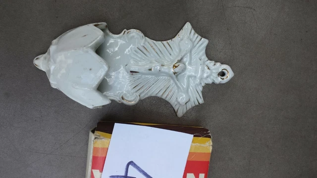 4/ Ancien petit bénitier en faïence biscuit avec Christ sur la croix
