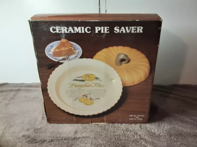 VTG LTD Commodities Pumpkin Shape Ceramic Pie Saver w/RECIPE.   MINT . 10.5" Dia