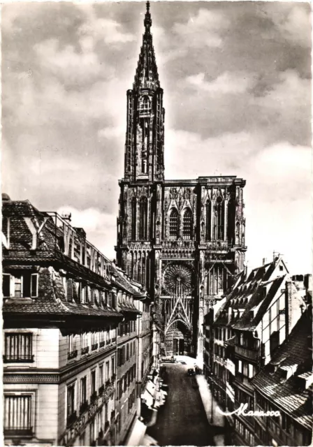 View of Cathédrale Notre Dame de Strasbourg And Rue Mercière, France Postcard