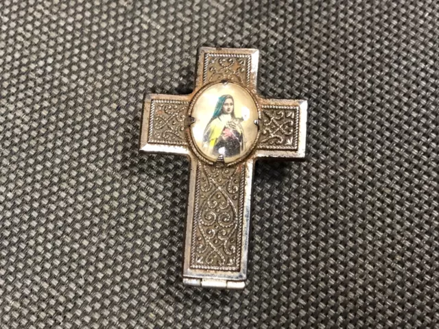 Ancien petit pendentif reliquaire religieux en métal avec icone Vierge Marie
