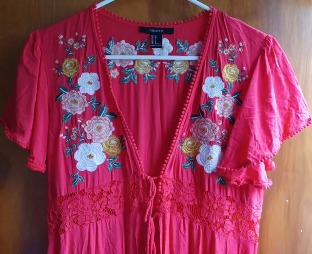 F21 Boho Cottage Core Dress Robe Sz SM Embroidered Pom Poms Lace Coral Red