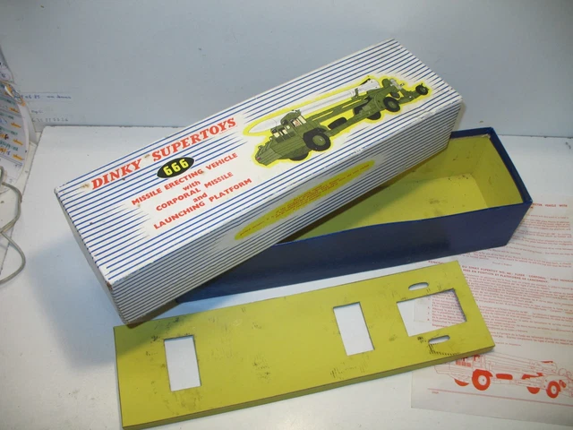 DINKY TOYS, Camion militaire UK, servicing plateform (fusée corporal