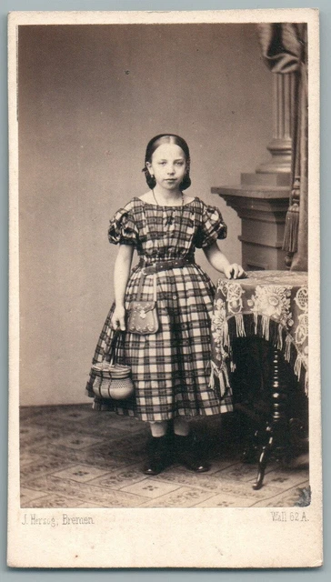 Ancienne Carte Postale CPA – Petite Fille Au Panier De Fleur, Paris (vers 1900)
