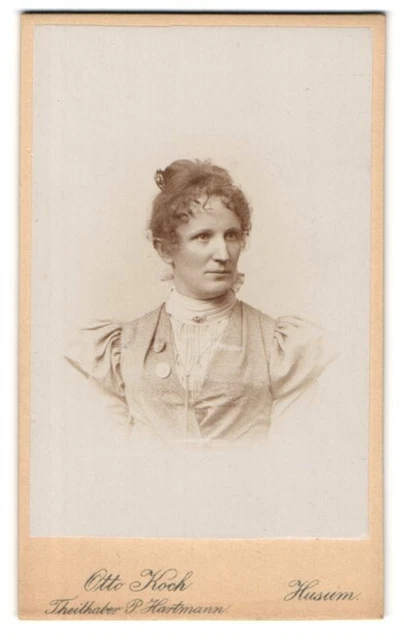 Fotografie Otto Koch, Husum, Markt 7, Bürgerliche Dame mit Broschen