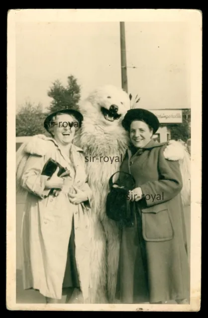 Mann im Eisbär Kostüm mit zwei Frauen - Foto-AK 9x14cm