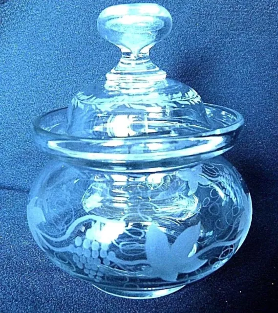 Pot couvert en verre ancien gravé de pampres à dragées