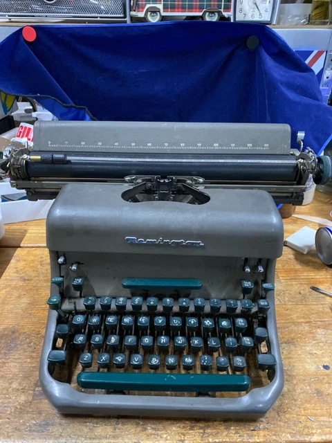 Máquina de escribir vintage gris Remington Rand para exhibición de utilería de restauración