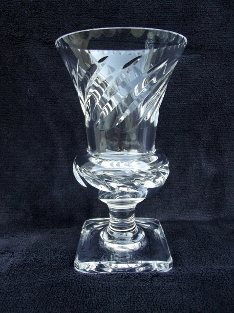 SAINT LOUIS. Vase Médicis modèle Versailles en cristal à décor de