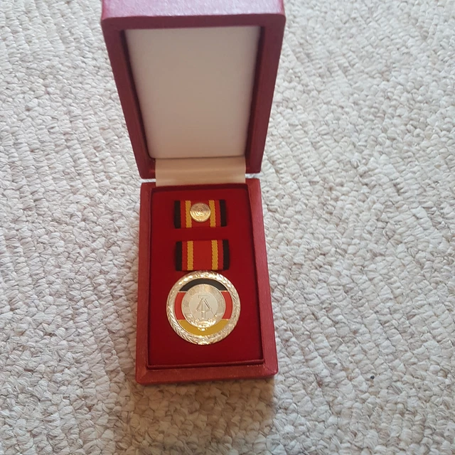 DDR ORDEN Ehren Medaille Der DDR DDR Verdienst Medaille Mit ISP ddr-orden-ehren-medaille-der-ddr-ddr-verdienst-medaille-mit-isp