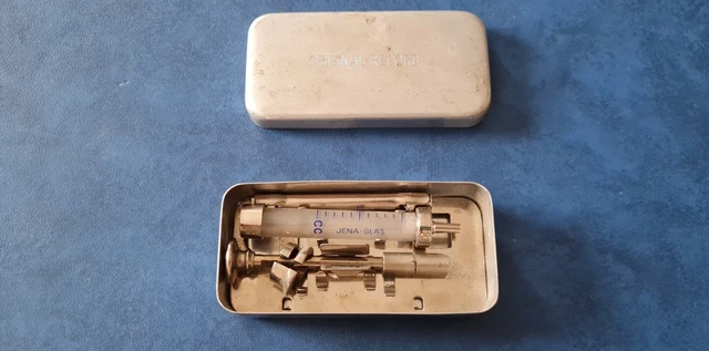 Original Record Spritze in  Alukastenbehälter der Wehrmacht